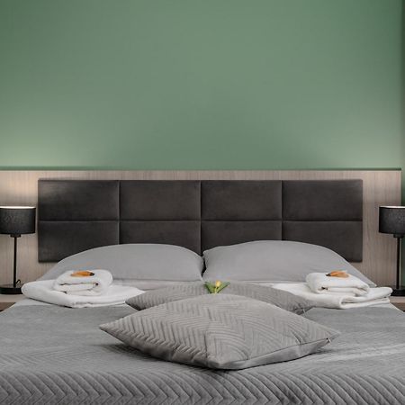 Hotel W Dobieszkowie Стрикув Екстер'єр фото