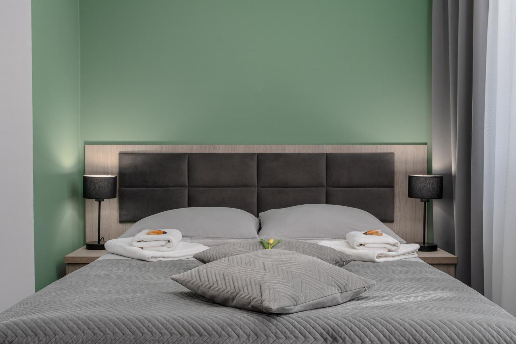 Hotel W Dobieszkowie Стрикув Екстер'єр фото