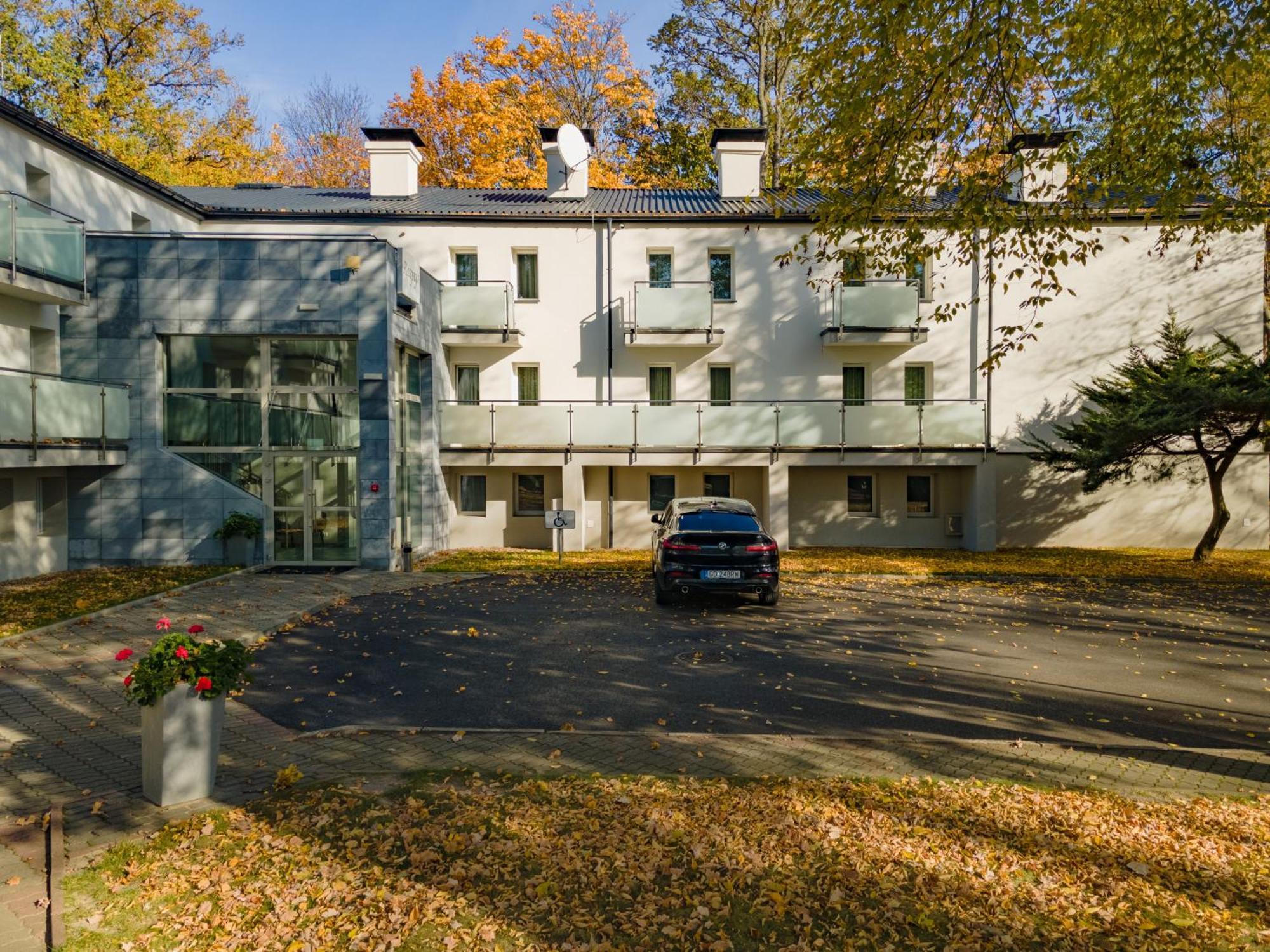 Hotel W Dobieszkowie Стрикув Екстер'єр фото