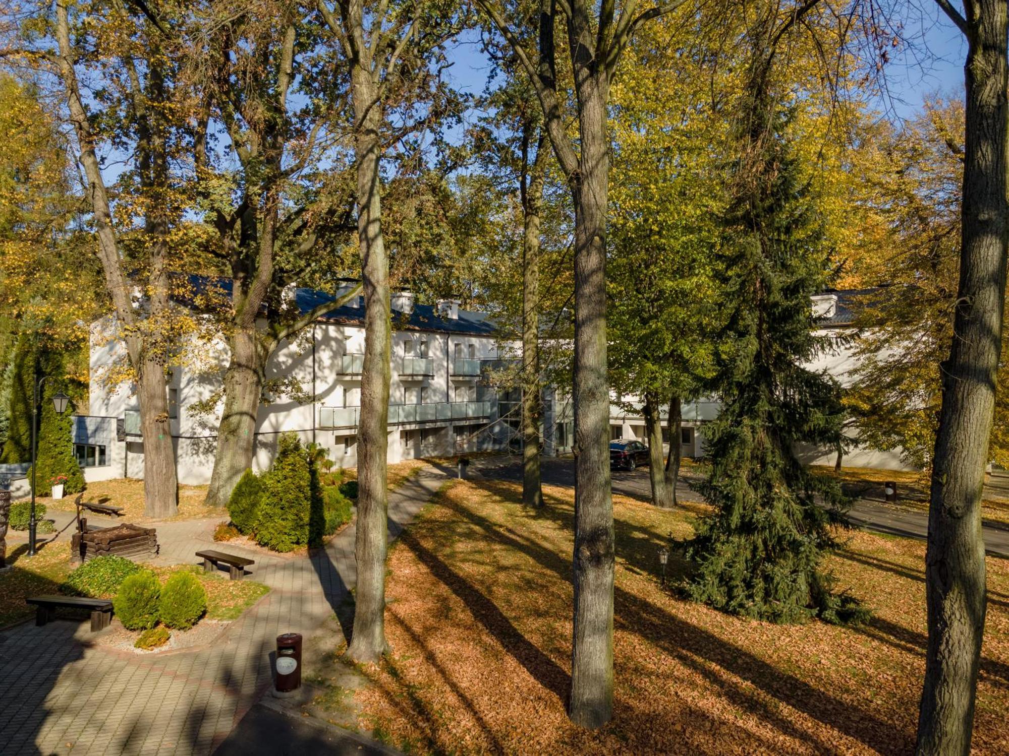 Hotel W Dobieszkowie Стрикув Екстер'єр фото