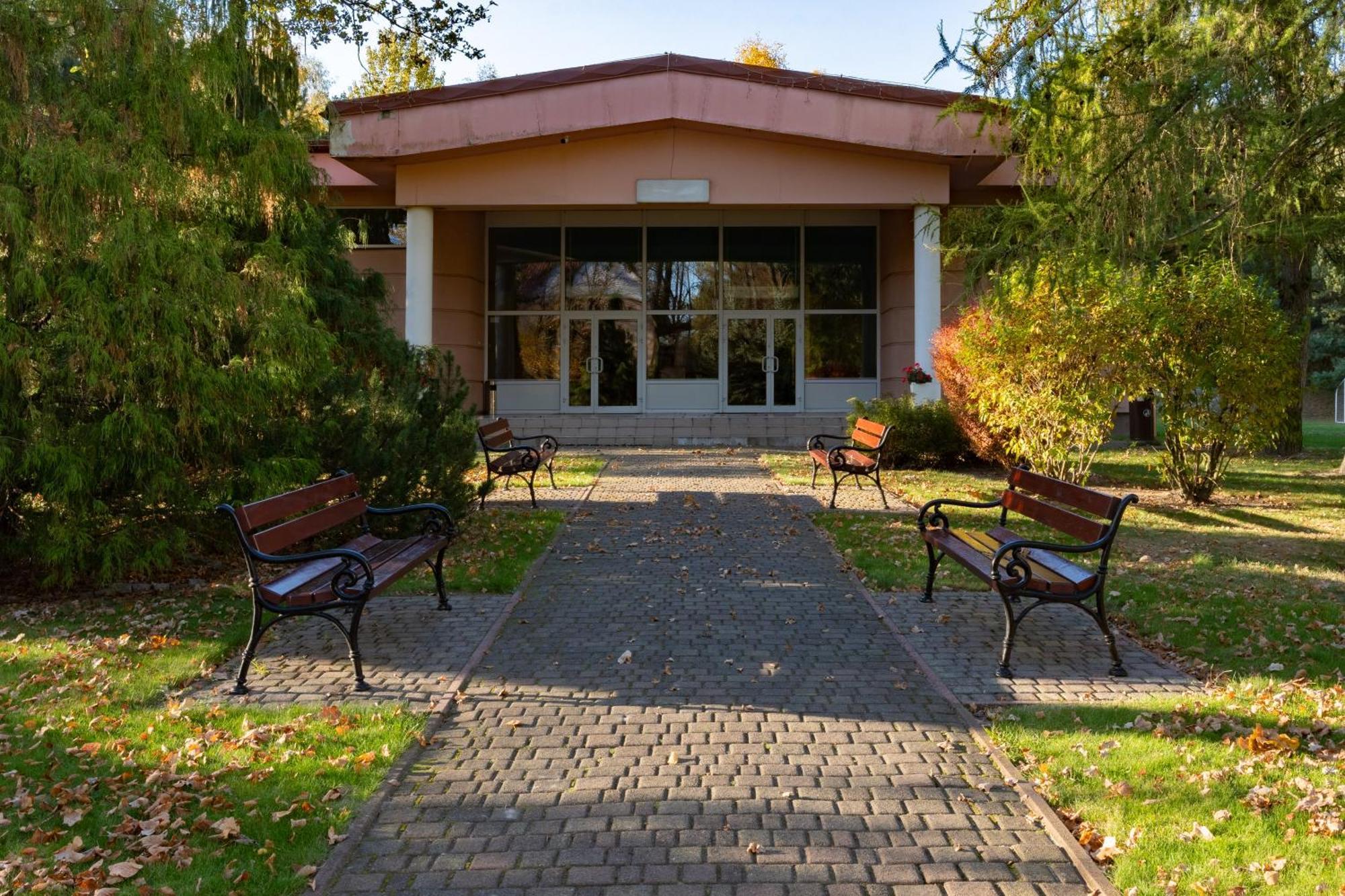 Hotel W Dobieszkowie Стрикув Екстер'єр фото