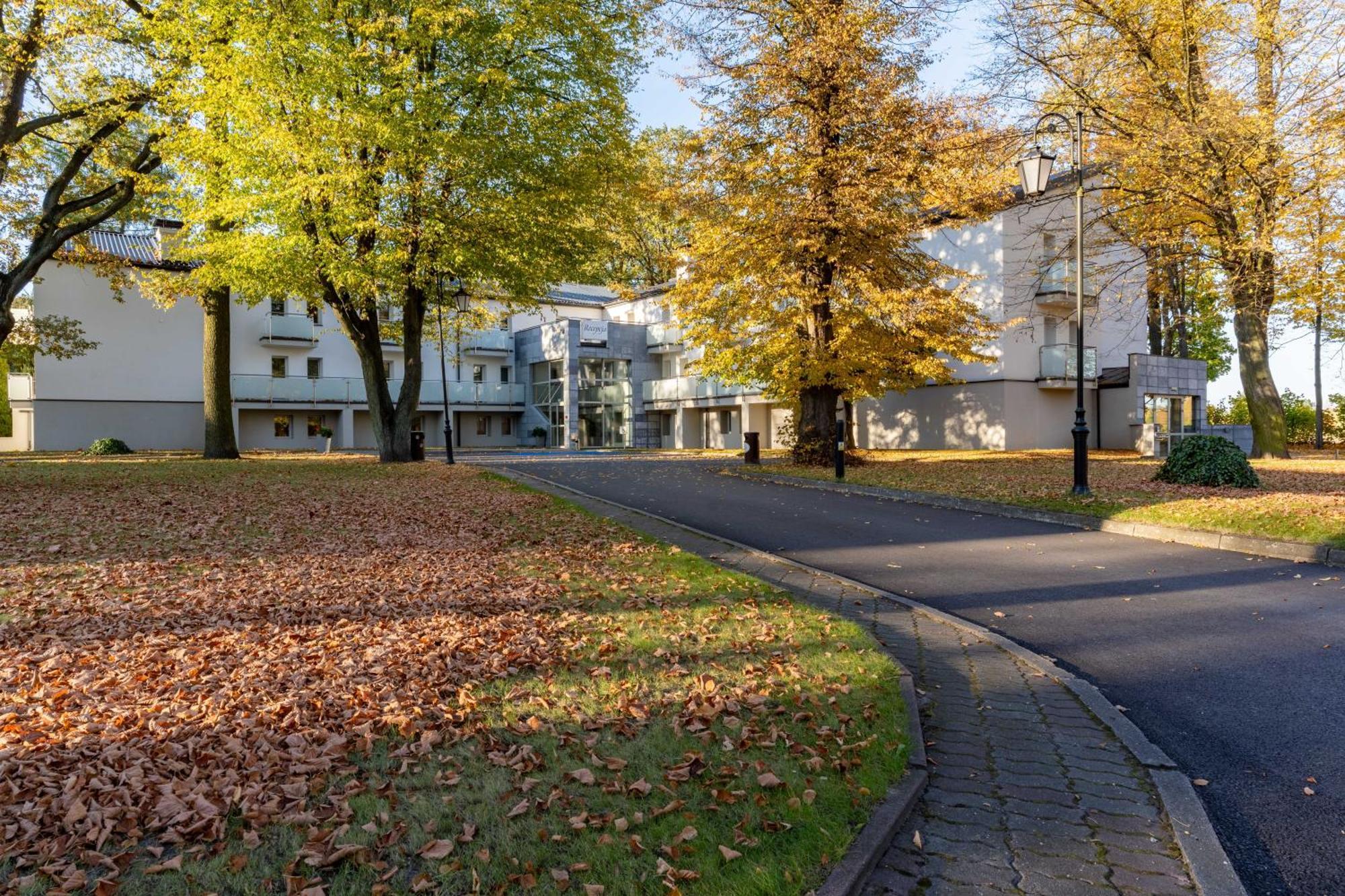 Hotel W Dobieszkowie Стрикув Екстер'єр фото