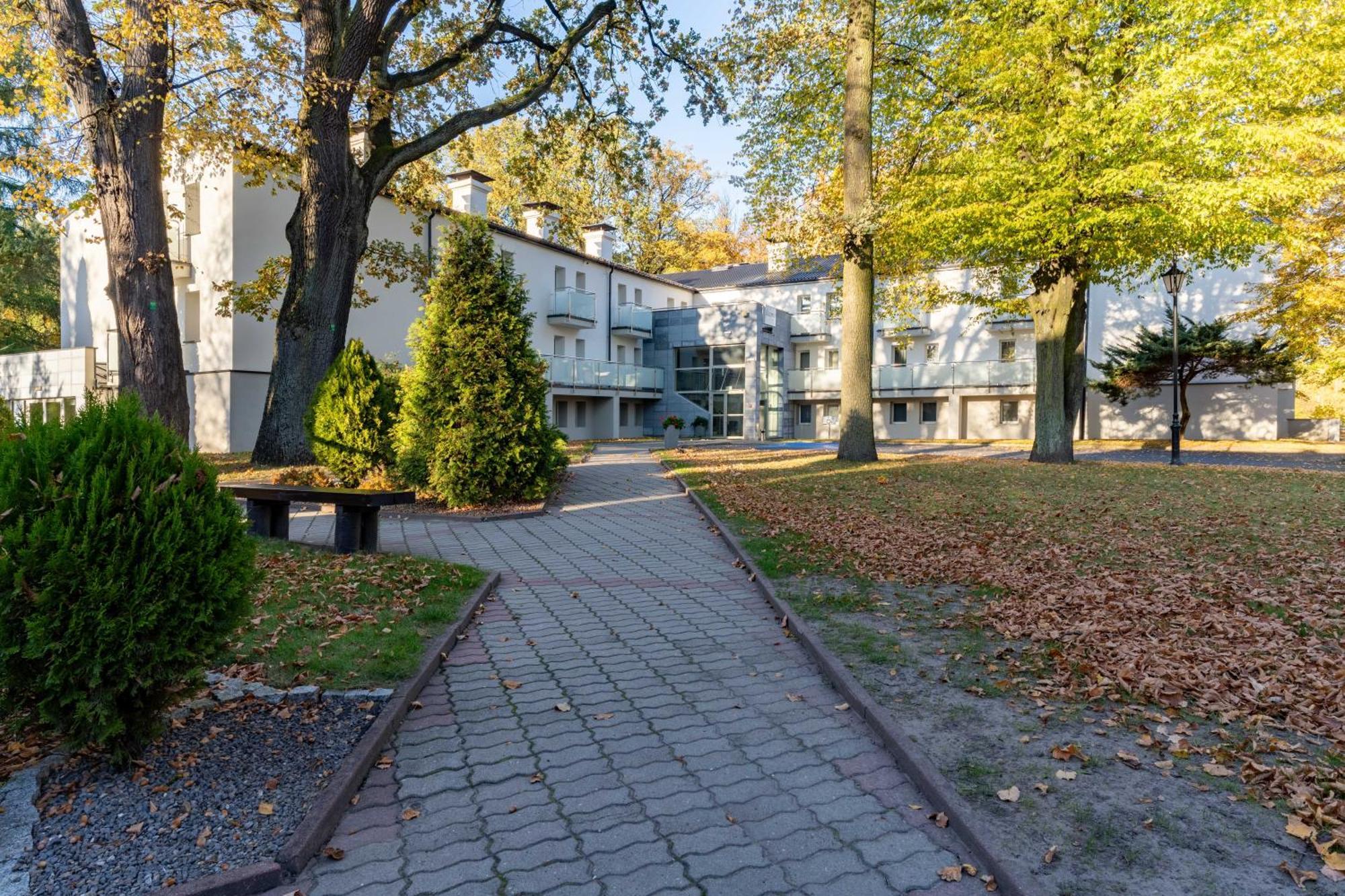 Hotel W Dobieszkowie Стрикув Екстер'єр фото
