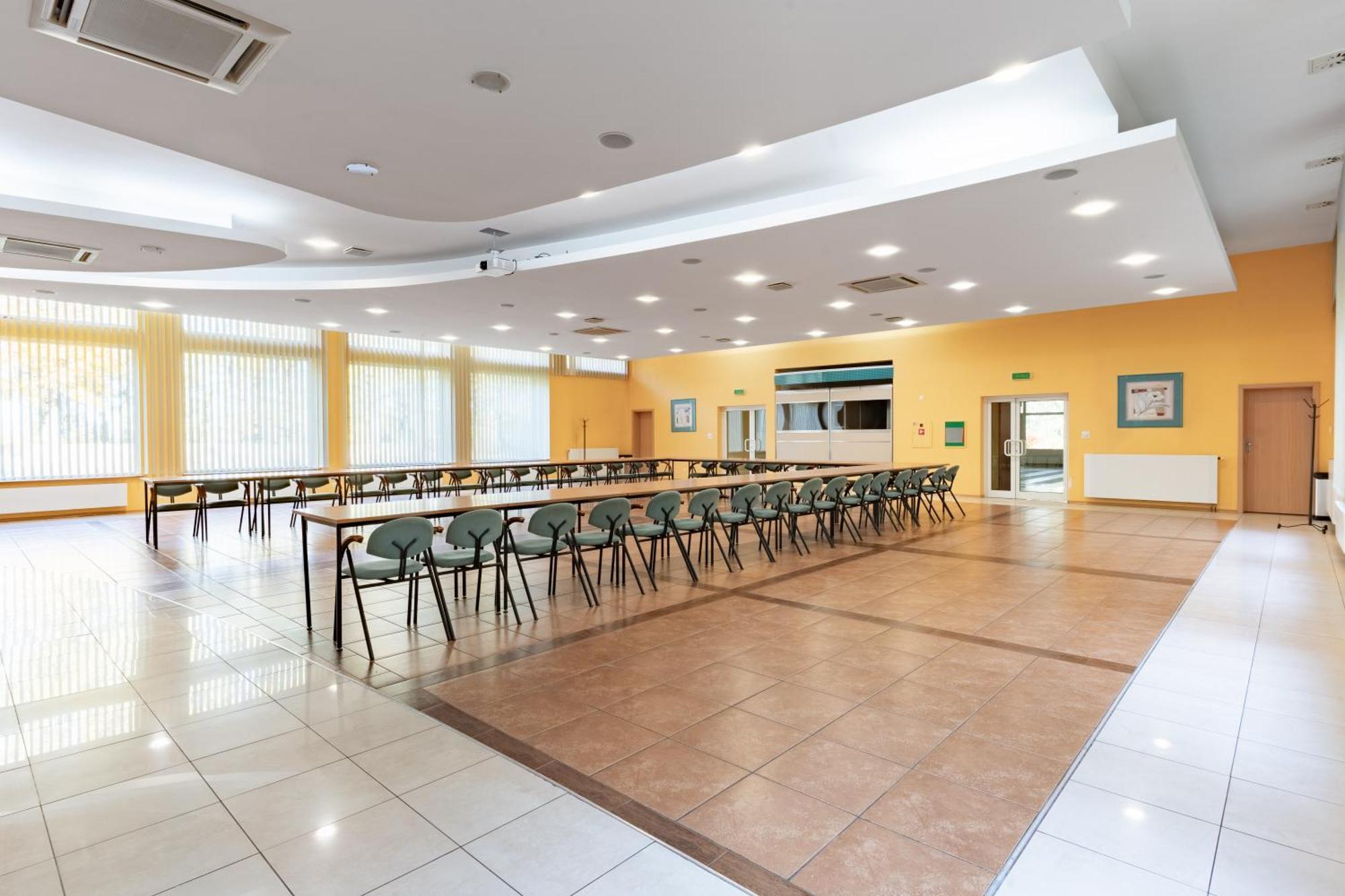 Hotel W Dobieszkowie Стрикув Екстер'єр фото
