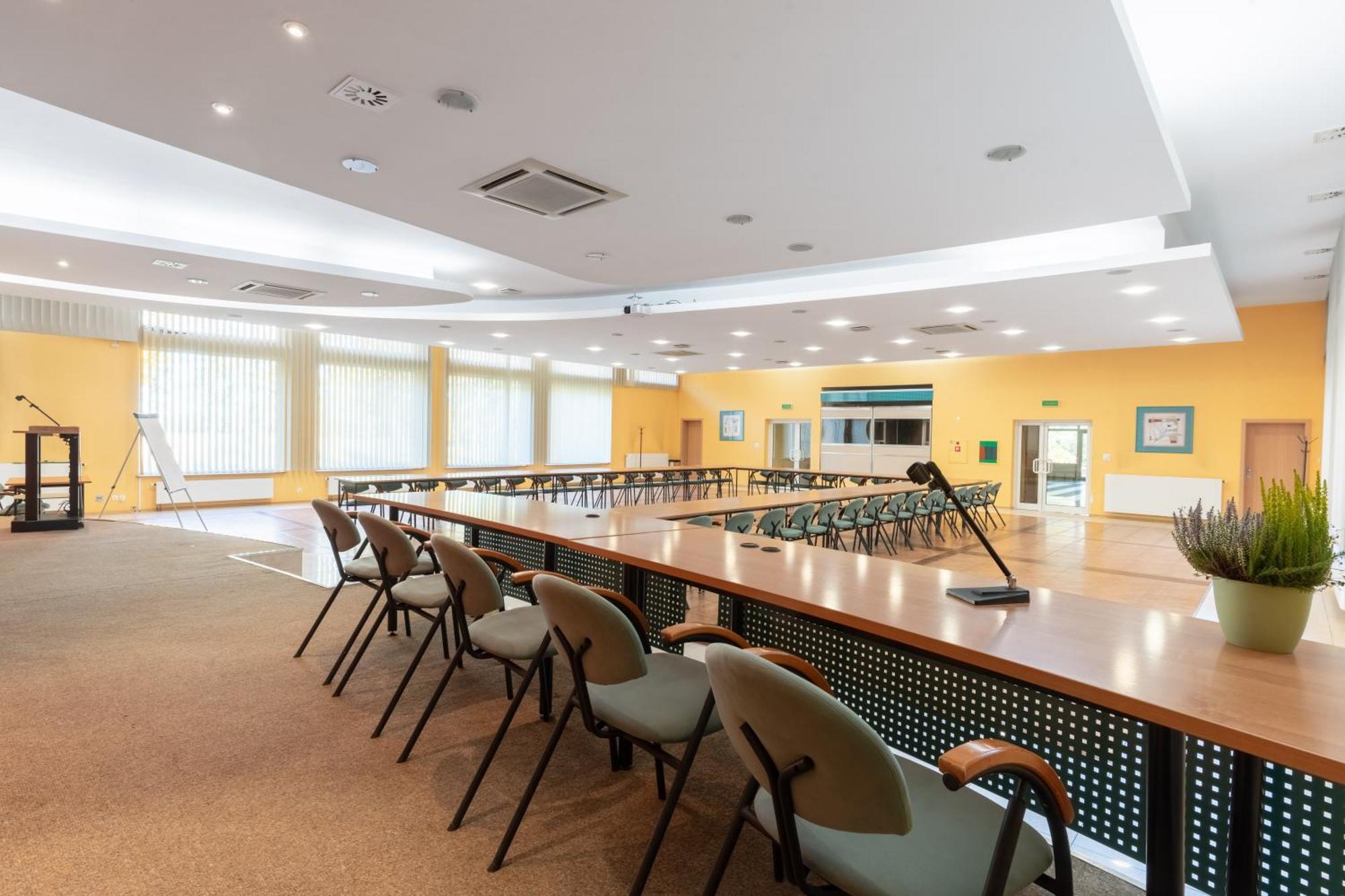 Hotel W Dobieszkowie Стрикув Екстер'єр фото