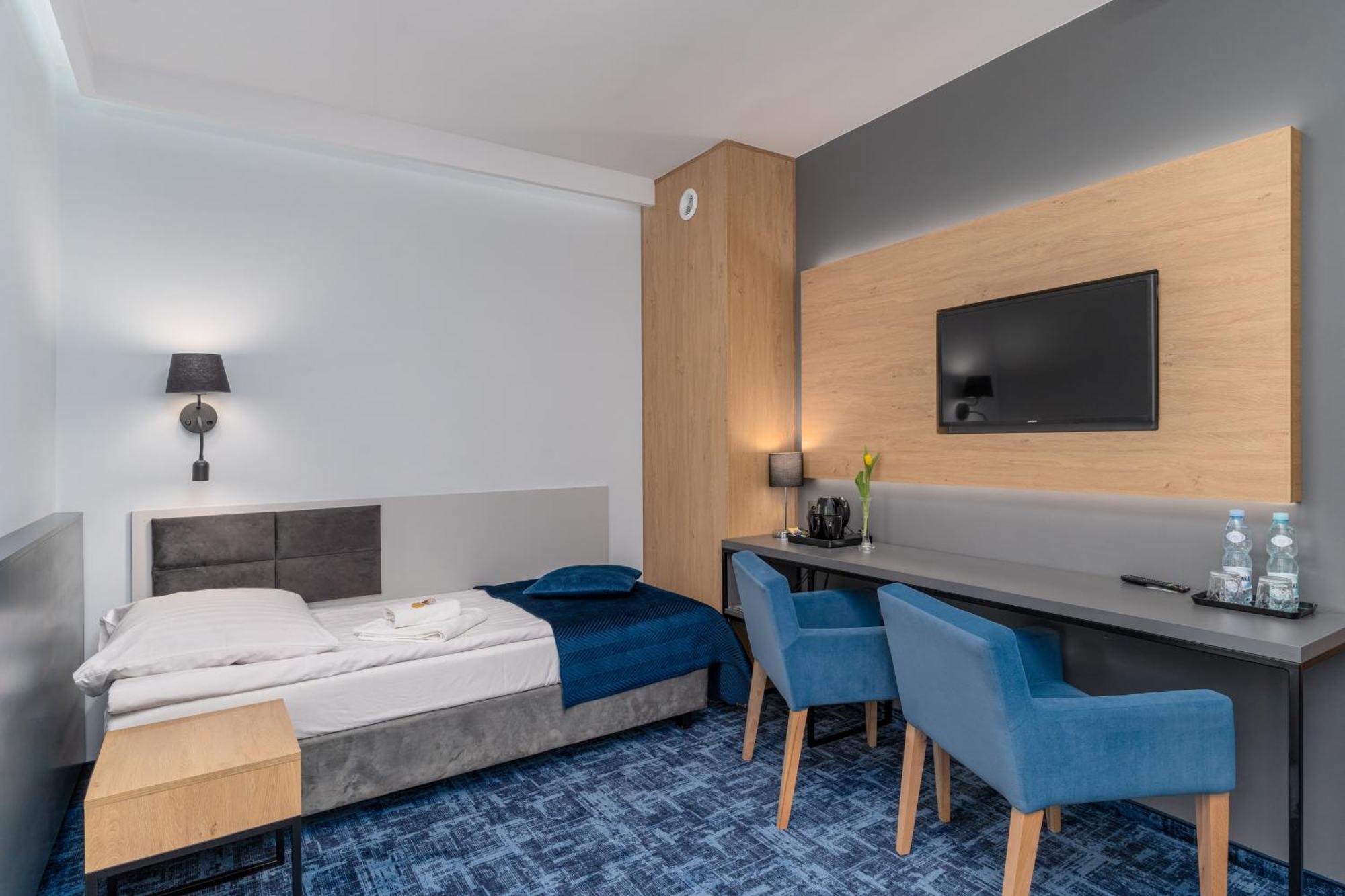Hotel W Dobieszkowie Стрикув Екстер'єр фото