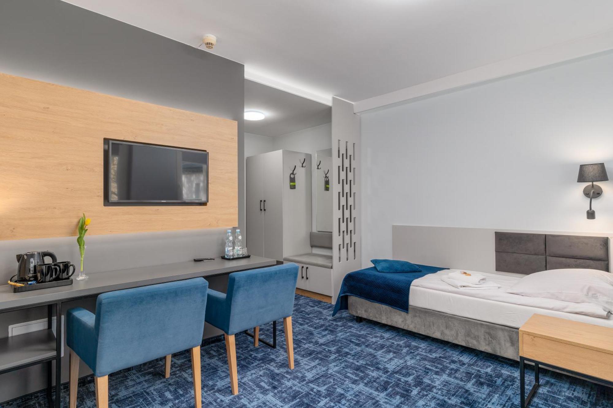 Hotel W Dobieszkowie Стрикув Екстер'єр фото
