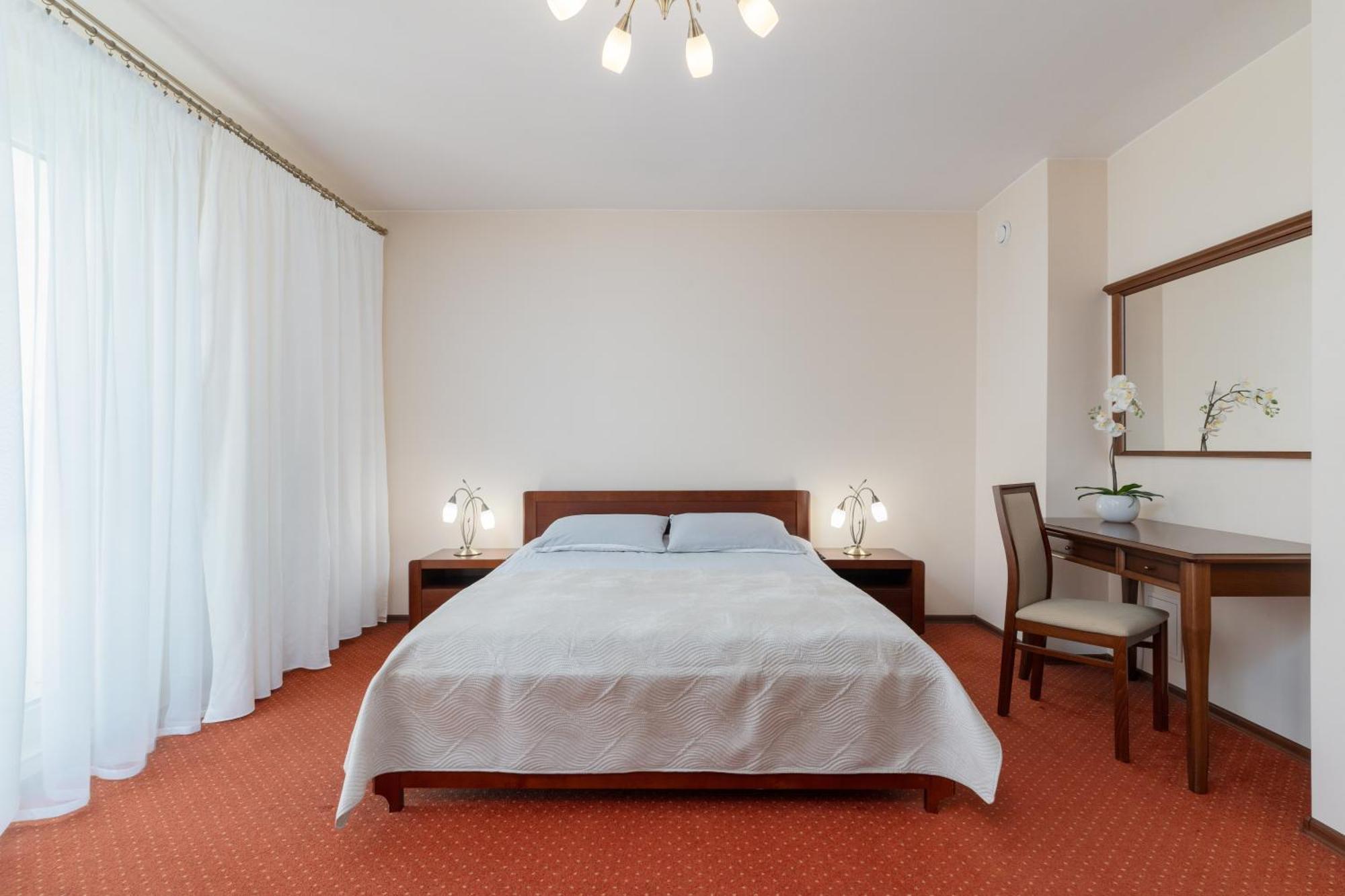 Hotel W Dobieszkowie Стрикув Екстер'єр фото