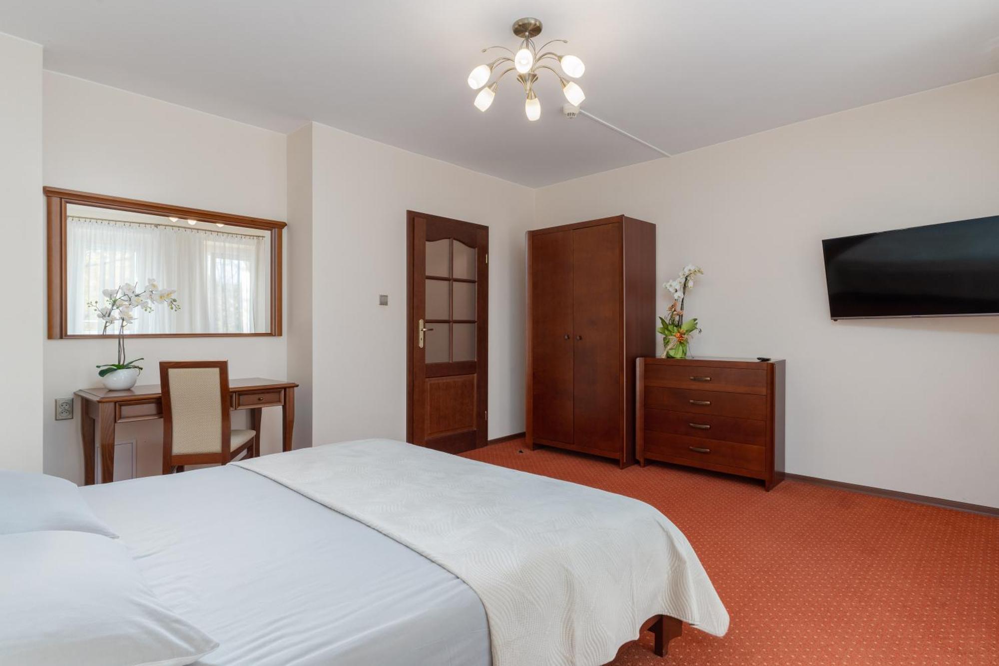 Hotel W Dobieszkowie Стрикув Екстер'єр фото
