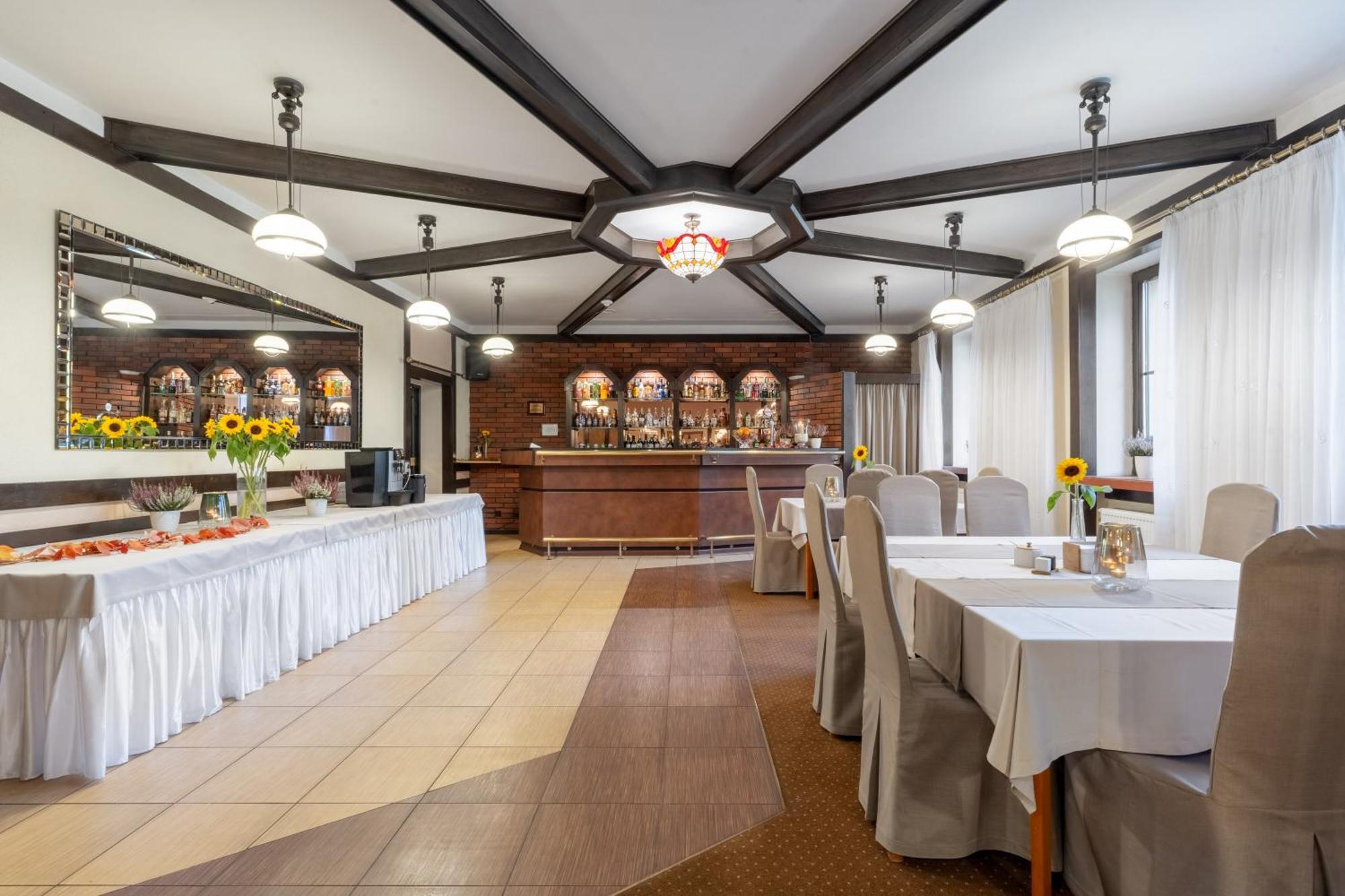 Hotel W Dobieszkowie Стрикув Екстер'єр фото