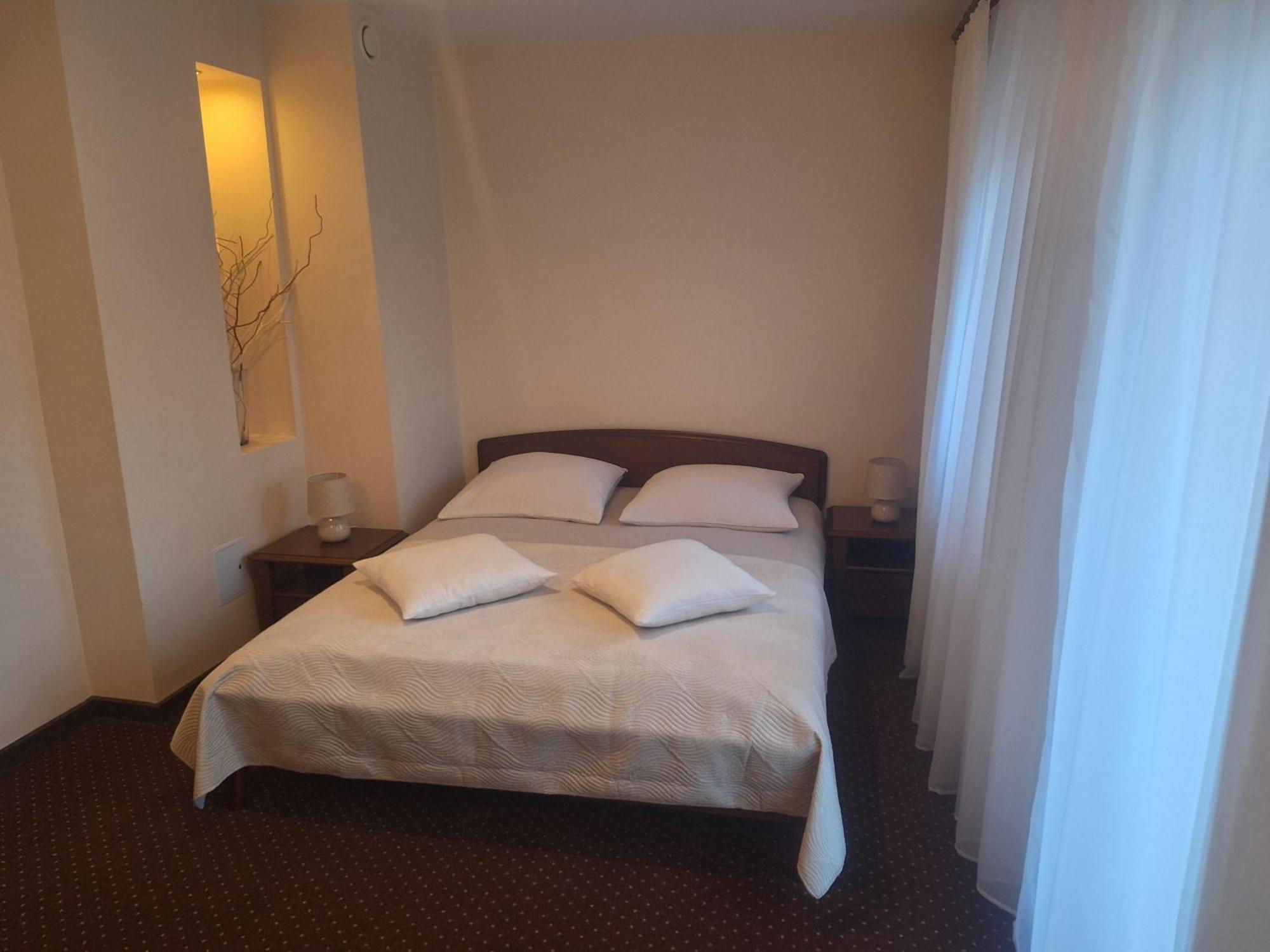 Hotel W Dobieszkowie Стрикув Екстер'єр фото