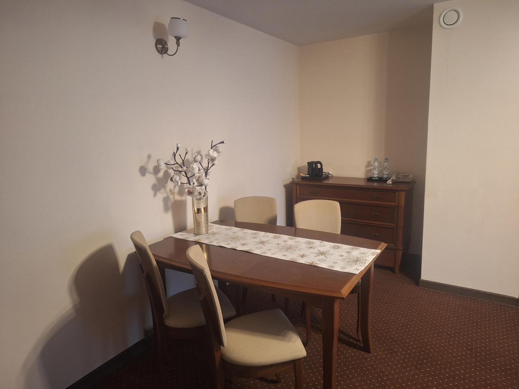 Hotel W Dobieszkowie Стрикув Екстер'єр фото