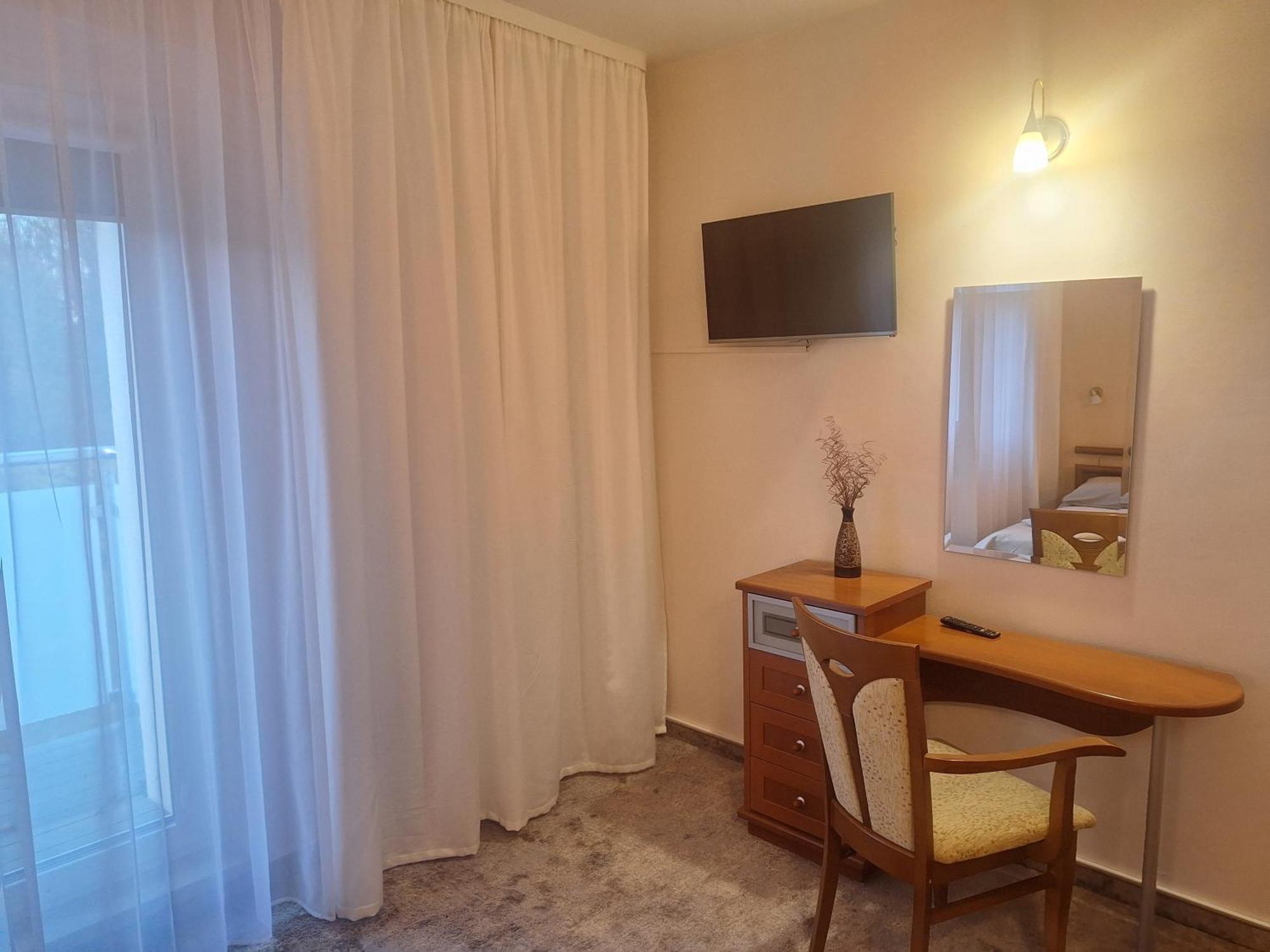 Hotel W Dobieszkowie Стрикув Екстер'єр фото